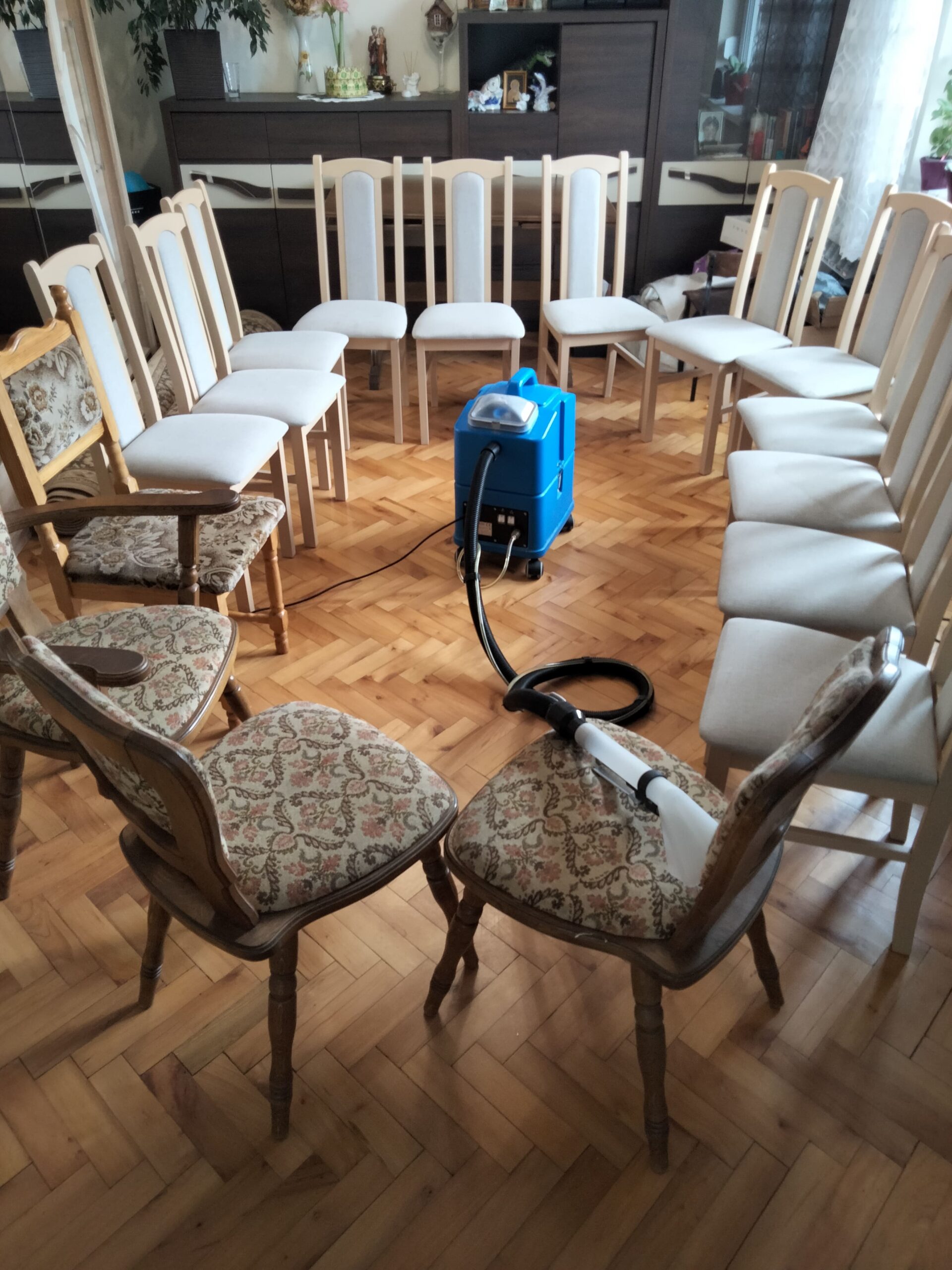 krzesla wyprane w okregu-min