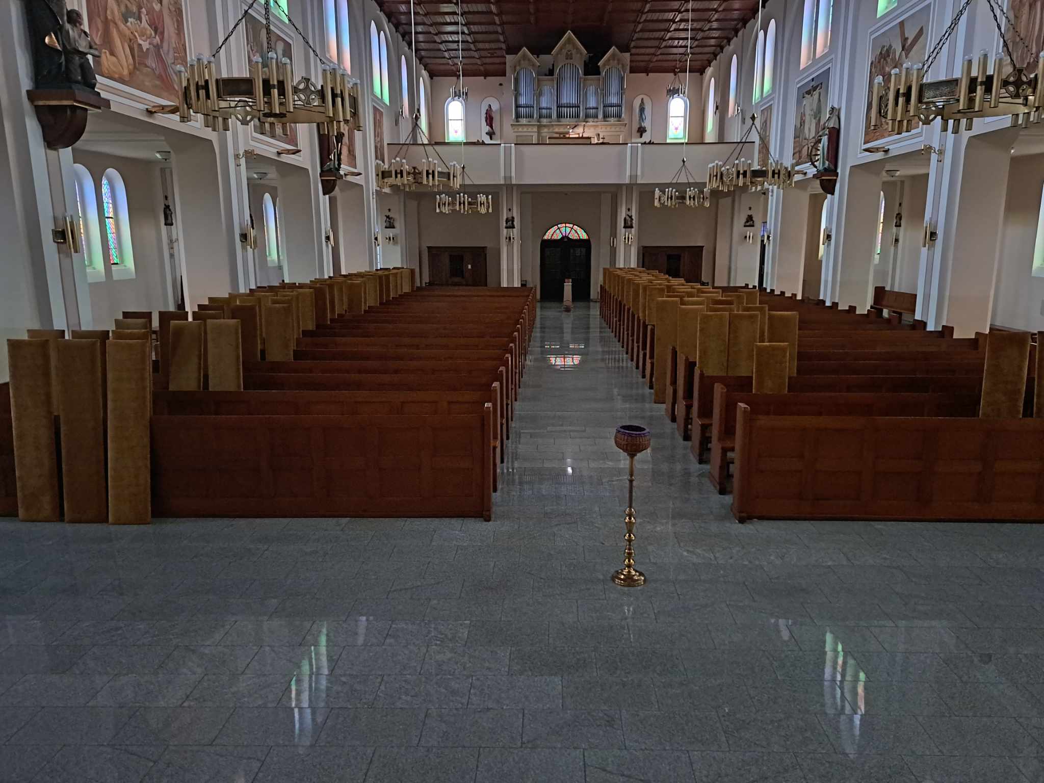 pranie law w kosciele-min